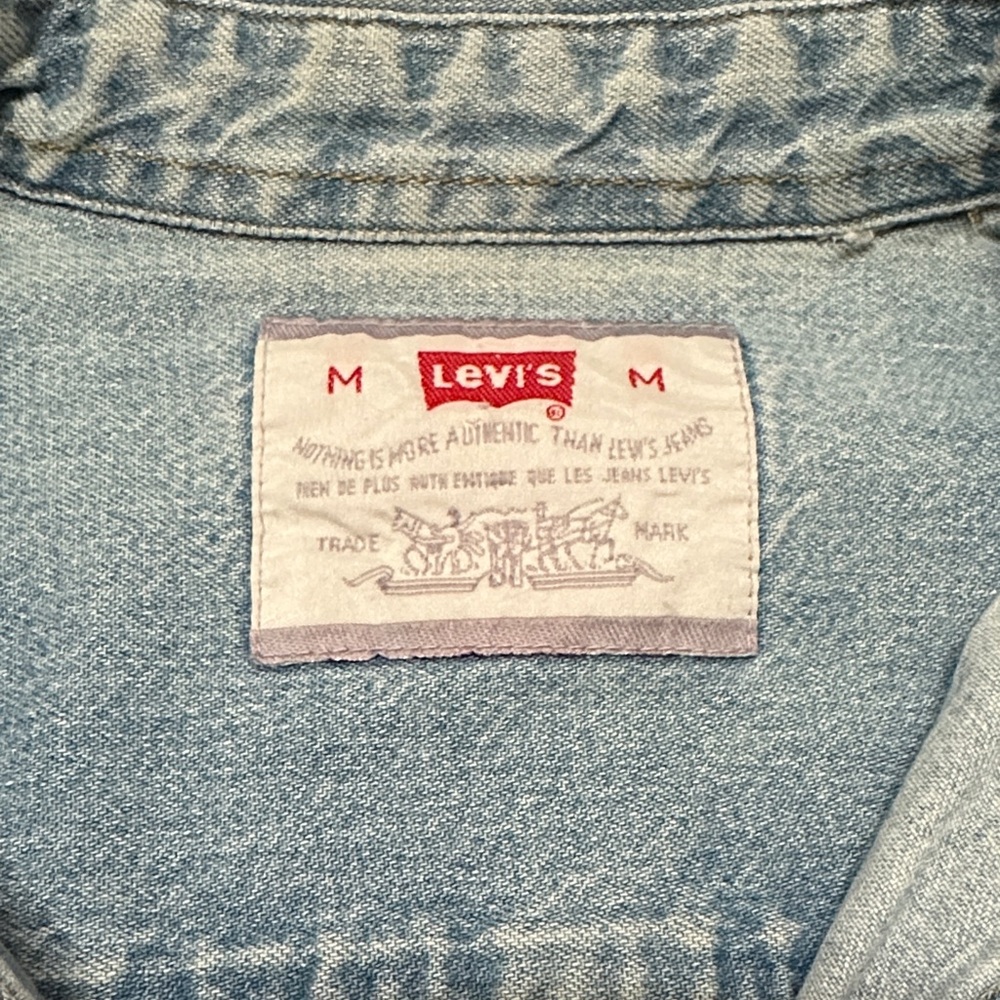 Levi's Classic Light Blue Denim Shirt - Picture 2 of 10